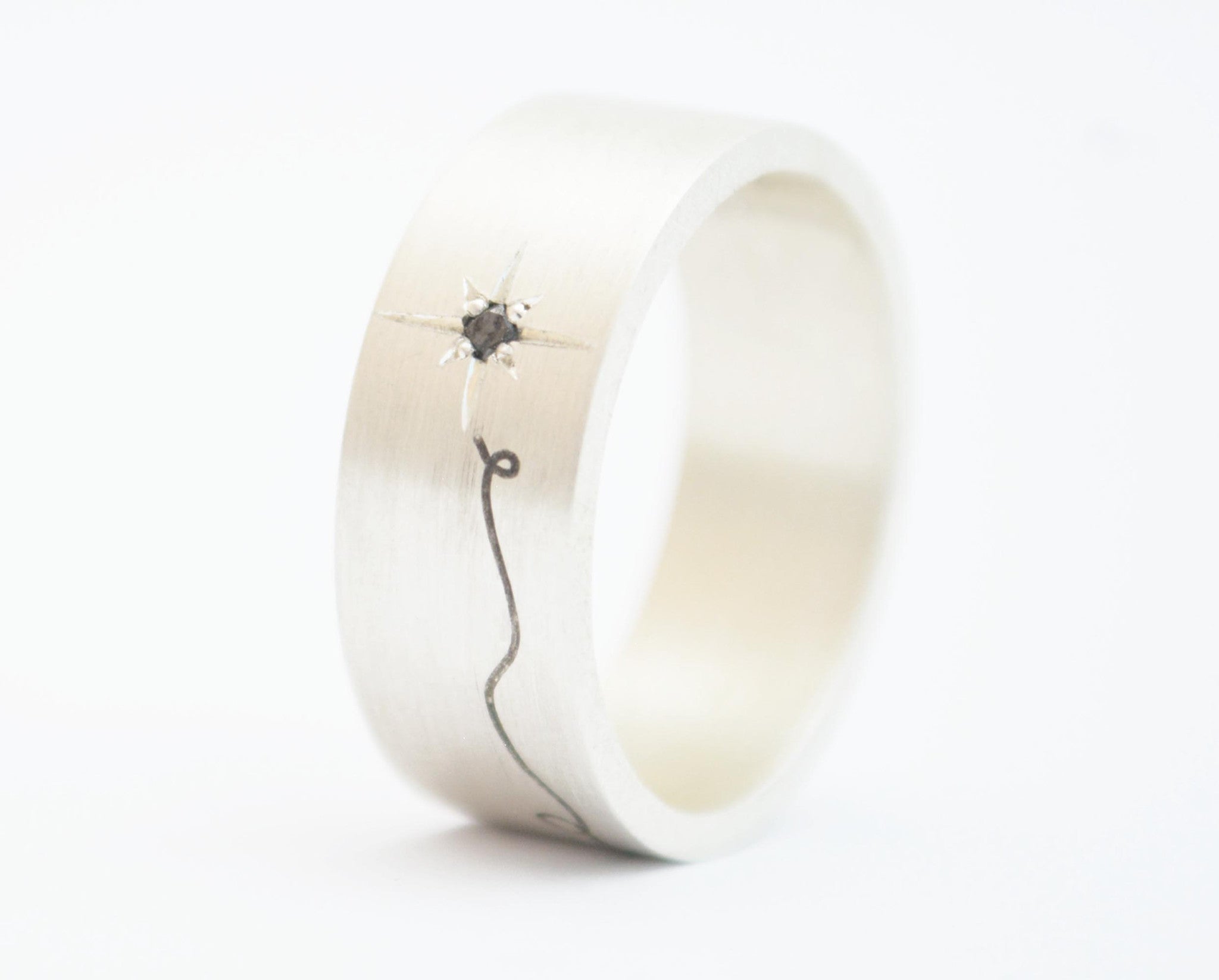 addon de plata grabado con un diamante negro engastado en una estrella (mariposa)